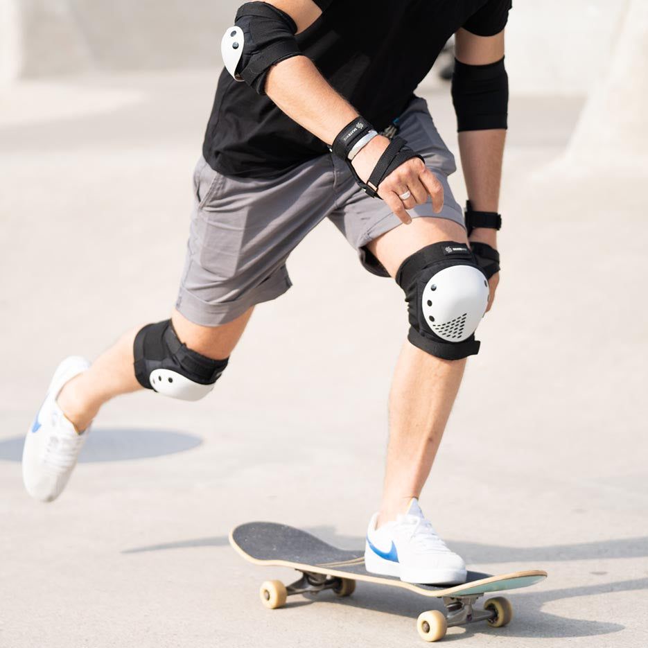 Skateboarder pushing at the skatepark wearing the SMASH set